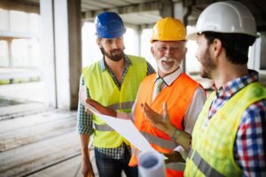 gestor de obras em reunião